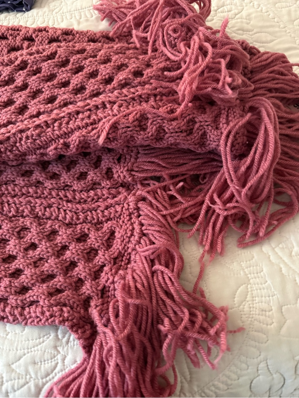 Handmade dusty rose crochet wrap with openwork lattice pattern and fringed ends, - Picture 5 of 7